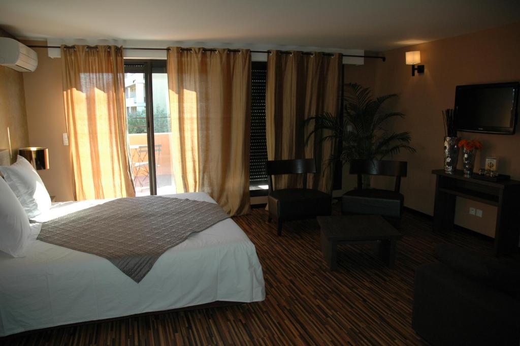 Bhb Hotel Bagnols-sur-Cèze Екстериор снимка