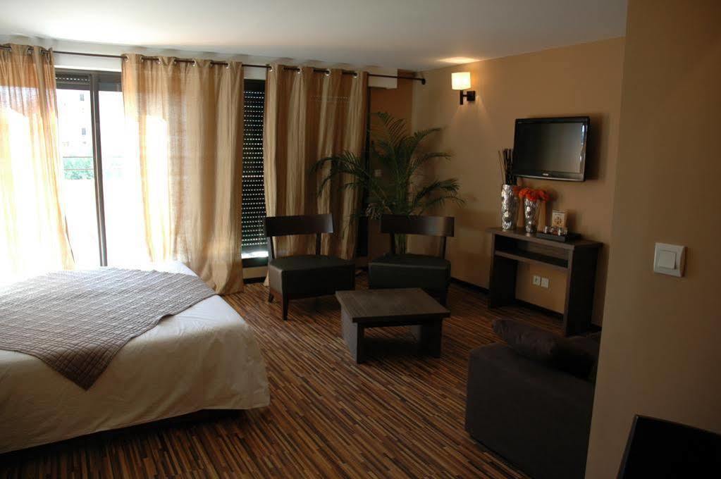 Bhb Hotel Bagnols-sur-Cèze Екстериор снимка